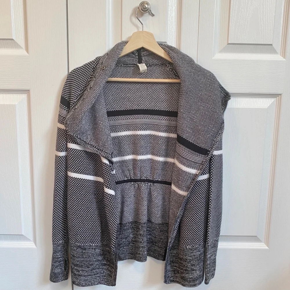 Girls Ivivva by Lululemon knit cardigan Sweater Black White size 12 100% cotton - Picture 3 of 11